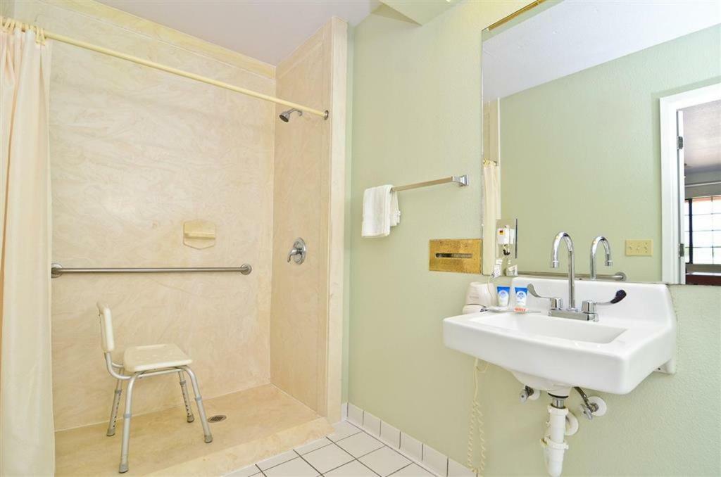 Pine Point Inn & Suites Smithville Eksteriør billede