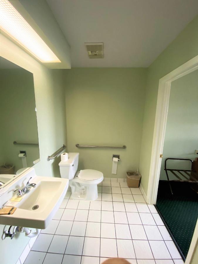 Pine Point Inn & Suites Smithville Eksteriør billede